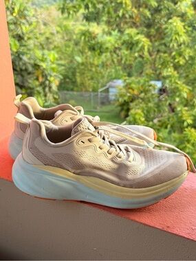 Avía Running Shoes